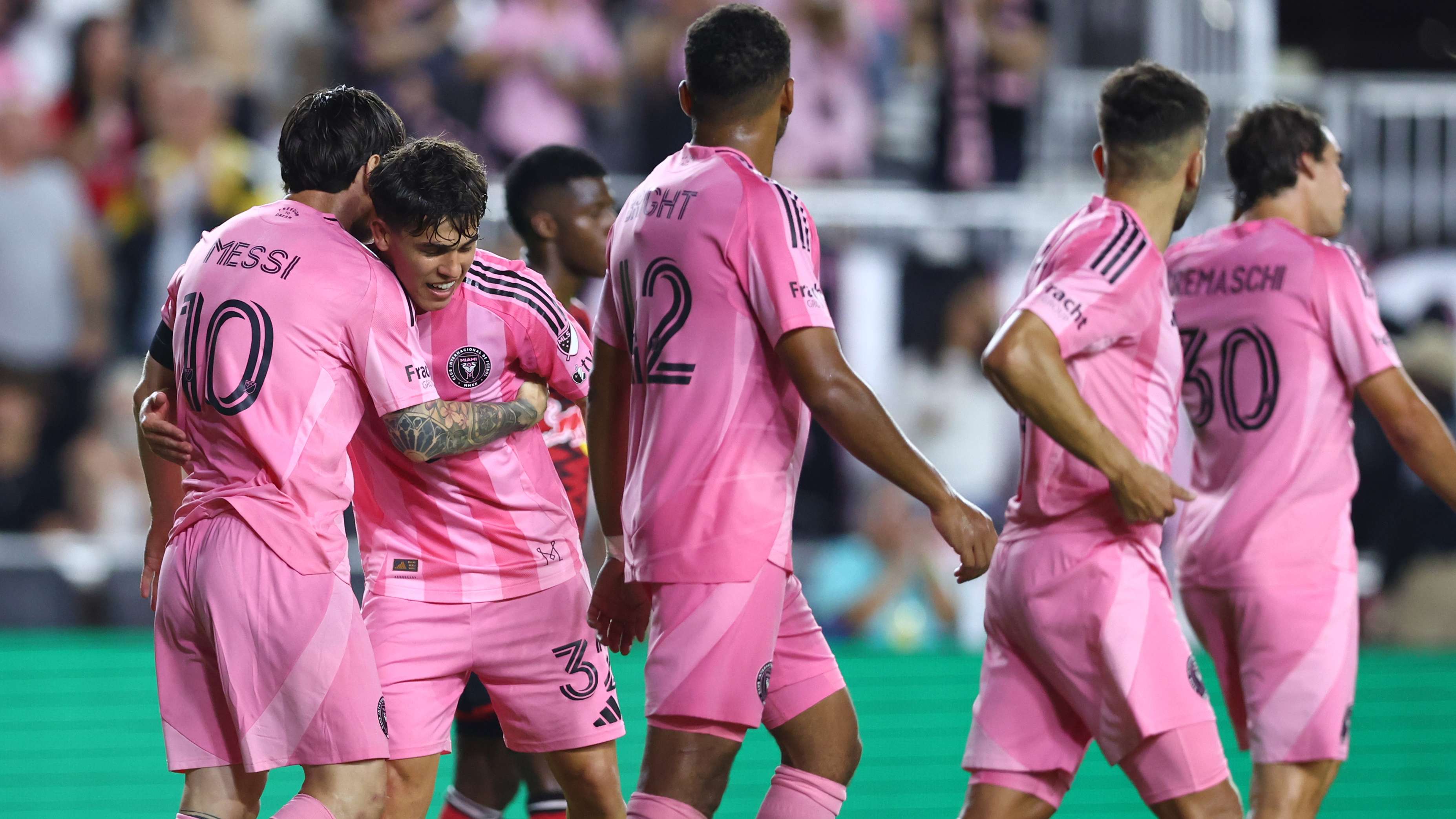 详细阅读:英雄联盟台服官网地址一览-荷兰队更衣室意外播出球员换内裤画面 英雄联盟台服官网地址一览-荷兰队更衣室意外播出球员换内裤画面